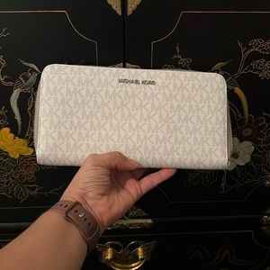 NWOT Michael Kors jet set wallet